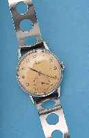 OMEGA HERRENARMBANDUHR, REF.-NR. 2271/9, SCHWEIZ UM 1951, EDELST., BODEN U. GLASR. GE- DR., VERS. BLATT ALTERSBED. FL., VERG. RUND- ANKERW., 15 ...
