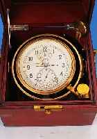 MARINE-CHRONOMETER "KIROW", UM 1970, DREITEILIGER VERGLASTER EDELHOLZKASTEN, MIT MESSINGMONTUREN, VERSILBERTES ZIFFERBLATT MIT ...