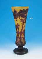 GROßE FUßVASE, DAUM, NANCY, UM 1925, FARBLOSES SCHICHTGLAS, H. 43.5 CM, UMLAUFENDER LANDSCHAFTSDEKOR, ZWISCHEN ...
