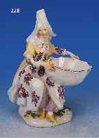 TAFELAUFSATZ, MEISSEN, UM 1750, ORIENTALIN MIT MUSCHELSCHALE, L. REST., H. 17 CM