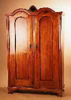SCHRANK, WOHL ÖSTERREICH/UNGARN, UM 1880, KIRSCHBAUM MASSIV, ZWEITüRIG MIT DOPPEL- BOGIGEM ABSCHLUß, TüREN LEICHT VERZOGEN, ...