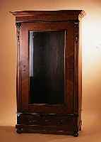 VITRINE, DEUTSCH, UM 1890, NUßBAUMFURNIER, EINE SOCKELSCHUBLADE, ZWEI EINLEGEBöDEN SPäTER, L. ALTERSSCHäDEN OHNE ...