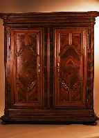 GROßER BAROCKSCHRANK, WOHL PFALZ, UM 1750, EICHE MASSIV MIT NUßBAUMFURNIER, SEHR SCHöN GESCHWUNGENE KRONE, KASSETTIERT, 214 X 200 X 91 CM, L. ...