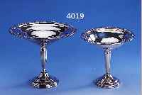 KONVOLUT 2 FUßANBIETSCHALEN, AMERIKA, 925ER SILBER, GEFüLLT, VERBEULT, RAND FLORAL VERZIERT, H CA. 15 BZW. 16 CM