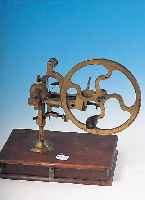 RäDERWäLZMASCHINE VON G. JACOB, LEIPZIG, CA. 1938, AUF HOLZSOCKEL FRäSEINSäTZE, ZEN- TRIERTEILE, MESSINGBROSCHEN, FKT.-FäHIGKEIT ...