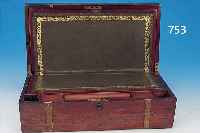 SCHREIBKASTEN, ENGLAND, UM 1880, SCHREIBAUFLAGE GRüNES LEDER MIT UMLAUFENDEM GOLDDEKOR, GRIFFELABLAGE, MAßE AUFGEKLAPPT CA. 50 X ...