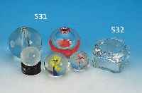 KONVOLUT AUS 9 PAPERWEIGHTS, BöHMEN, 20. JH. , FARBLOSES GLAS MIT BUNTEN EIN- SCHMELZUNGEN ODER EINGESTOCHENEN LUFTBLASEN, EINE ALS ...