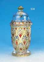 DECKELPOKAL, STEIN-SCHöNAU, UM 1908-12, FARBLOSES GLAS, PARTIELL GELB GEBEIZT, GE- SCHLIFFEN UND BUNT BEMALT, STILTYPISCHER DE- KOR, H. CA. ...