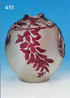 VASE, FRANKREICH, SIGN. GALLé, UM 1924-28, FARBLOSES GLAS, DUNKELROT üBERFANGEN, GE- SCHNITTEN UND GESCHLIFFEN, UMLAUFENDER FLORALER ...