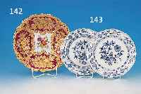 PRUNKSCHALE, MEISSEN, 20. JH., 1. WAHL, PORZELLAN, REICH RELIEFIERT UND VERGOLDET, MITTIG BUNTE BLUMENBOUQETMALEREI, RAND DUNKEL-ROTGRUNDIG, ...