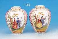 VASENPAAR, HELENA WOLFSOHN DRESDEN, UM 1870, PORZELLAN, BUNTE FELDERBEMALUNG MIT SCHäFER- SZENEN UND BLUMEN AUF ROSA GRUND, REICHER GOLDDEKOR, ...