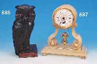 PENDULE MIT SOG. SCHAUKELPENDEL, FRANKREICH, UM 1890, ALABASTERGEHäUSE MIT PROFILIERTEM SOCKEL UND MESSINGAPPLIKATIONEN, FARBLICH GE- FAßTES ...