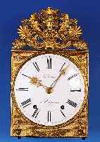 COMTOISE, FRANKREICH, UM 1830, ZWEIGETEILTE GEPRäGTE MESSINGUMRANDUNG, IM GIEBEL MIT SONNE, PALMETTEN UND FüLLHöRNERN, ...