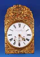COMTOISE MIT SCHLAG AUF GLOCKE UND TONFEDER, FRANKREICH, UM 1880, GEPRäGTE MESSINGUM- RANDUNG, IM GIEBEL ERNTESZENE FLORAL GEMALTES ...