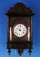 WANDUHR MIT KUCKUCK, SCHWARZWALD, UM 1860, SOG. BIEDERMEIER-RAHMENUHR MIT PORZELLANHALB- SäULEN, FLORALE MALEREI, VERGLASTE TüR, IM GIEBEL ...