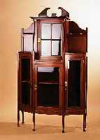JUGENDSTILVITRINE, UM 1900, MAHAGONI MEIST MASSIV, FACETTIERTE GLAS- EINSäTZE, ALTERSSCHäDEN, 160 X 102 X 38 CM