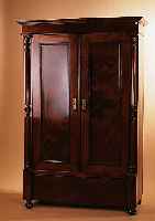 SCHRANK, GRüNDERZEIT, UM 1890, NUßBAUMFURNIER, GEDRECHSELTE VOLLSäULEN, SOCKELSCHUB, ALTERSBEDINGT VERZOGEN, POLIERT 180 X 120 ...
