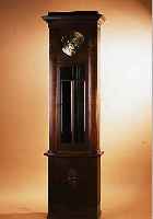 STANDUHR, GUSTAV BECKER, UM 1925, VERZIERTES UND GESCHNITZTES EICHENGEHäUSE, SOCKEL GEBAUCHT, SCHWUNGBEREICH DES PENDELS FACETTIERT ...