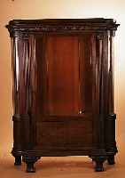 VITRINE, DEUTSCH, UM 1920, EICHE MASSIV, GESCHNITZT, FACETTIERT VER- GLAST, SEITEN MIT GEBOGENEM GLAS, 170 X 130 X 48 CM