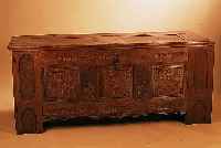 EICHENTRUHE, DEUTSCH, UM 1760, FRONT KASSETTIERT UND GESCHNITZT, SCHNITZE- REIEN Z.T. 19. JH., L. GEKüRZT, ALTERSSCHäDEN 75 X 173 X ...