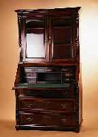 AUFSATZSEKRETäR, GRüNDERZEIT, UM 1880/90, NUßBAUMFURNIER, Z.T. FURNIERT, UNTEN DREI SCHUBLADEN, OBEN VERGLASTER AUFSATZ, MIT ...