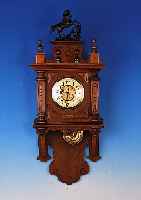 WANDUHR, GUSTAV BECKER, UM 1910/20, SOG. FREISCHWINGER VERZIERTES HOLZGEHäUSE EINEKLEINE SEITENTüR FEHLT, AUFSATZ SEK., BEIGE- FARBENER ...