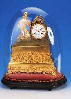 PENDULE, FRANKREICH, UM 1840, VERZIERTER UND VERGOLDETER BRONZEGUß, IM SOCKEL MIT BLATTORNAMENTIK, BEKRöNUNG EINER ...