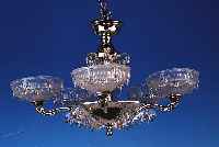 DECKENLAMPE, FRANKREICH, 30/40ER JAHRE, METALL VERNICKELT, MIT SIEBEN BRENNSTELLEN, MATTIERTE GLASSCHIRME, GLASAPPLIKATIONEN IN FORM VON ...