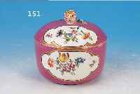DECKELDOSE, MEISSEN, UM 1760, PORZELLAN, PURPURFARBEN, IN VIER KARTUSCHEN BLUMENBOUQUETS, SCHöNE MALEREI, DECKELBLUME MIN. BEST., ...