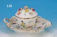 SUPPENTASSE MIT UNTERTASSE, POTSCHAPPEL, PORZELLAN, MIT APPLIZIERTEM BLUMENDEKOR, UNTERTASSE IN FORM EINER BLATTSCHALE, GOLD- STAFFAGE, L. ...