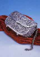 ABENDTASCHE, CHINA 30ER JAHRE, SILBER, REINE HANDARBEIT, GEHäMMERT/GETRIEBEN, RUNDUM IM BROKATSTIL MIT BLüTENRANKEN, GLüCKSDRACHE ETC., 11 ...
