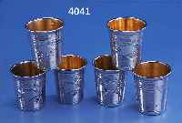 6 SCHNAPSBECHER, FRANKREICH UM 1890, 950ER SILBER, MEISTERMARKE UNGED., GUILLOCHIERT UND ZISELIERT, ASYMMETRISCH EINGESETZTE NAMENS- KARTUSCHEN ...