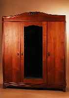 SCHRANK, UM 1900/10, KIRSCH MASSIV U. FUR- NIERT, FLORALE SCHNITZEREI IM GIEBEL, MITTEL- TüR VERSPIEGELT, 190 X 156 X 56 CM, REST., SEITL. KL. ...
