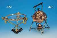 TEEKANNE MIT STöVCHEN, DEUTSCH, UM 1900, KUPFER, H. 30 CM, GETRIEBENER BLäTTERDEKOR, HOLZGRIFF, FUNKTION DES BRENNERS NICHT GEPRüFT