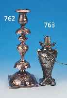 LAMPENFUß, FRANKREICH, SIGN. JULES CHERET (1836-1932) UND DATIERT 1900, ZINN, REICH RELIEFIERT MIT STEHENDER FRAUENFIGUR U. BLU- MEN, AM ...