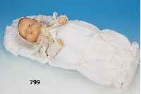 SäUGLINGS-ÜBUNGSPUPPE, DEUTSCH, 1920-50, KERAMIK, ORIG. BABY-GEWICHT UND MAßE, ORIG. KLEIDUNG, H. CA. 55 CM MIT ALTERSBEDINGTEN ...