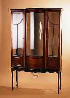 VITRINE, ENGLAND, UM 1900-10, MAHAGONIFUR- NIER INTARSIERT, INNEN MIT DAMAST AUSGESCHLAG-GEN, GEWöLBT VERGLAST, MIT SCHLüSSEL, CA. 180 X 116 ...