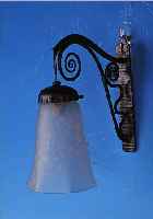 PAAR WANDLAMPEN, SCHNEIDER, UM 1930-35, FARBL. GLAS, ZWISCHEN DEN SCHICHTEN STREIFIG EINGEPUDERT, SCHIRME SIGN., EISENMONTUR, GE- SAMTH. CA. ...