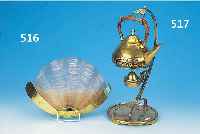 PAAR WANDLAMPEN, FRANKREICH, 30/40ER JAHRE, MESSINGFASSUNG, H. 21 CM, B. CA. 30 CM, ROSE- FARBENE GLASSCHIRME IN MUSCHELFORM, DIESE L. BEST., BEZ. ...