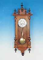 WANDUHR, WOHL DEUTSCH, UM 1900, VERZIERTES HOLZGEHäUSE, ALTER AUFSATZ (VERZIERUNG FEHLT),2-GETEILTES EMAILZIFFERBLATT (LüNETTE FEHLT), MASS. ...