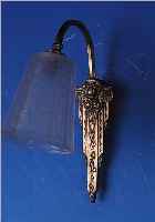 WANDLAMPE, MULLER LUNEVILLE, 30ER J., SIGN.,FARBL. PRESSGLAS, IN RELIEF. GEOMETRISCHEM DEKOR, METALLMONTUR MIT ROSENDEKOR, GESAMTH. 29,5 CM, FU. ...