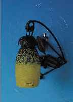 WANDLAMPE, DELATTE, SIGN., 30ER JAHRE, FARBLOSES GLAS, PATE-DE-VERRE, ZWISCHEN UND AUF DEN SCHICHTEN GELBE UND BLAUE AUF-/EIN- ...