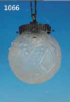 KLEINE DECKENLAMPE, FRANKREICH, MULLER FRES SIGN., 30ER JAHRE, PREßGLASSCHIRM, H. CA. 16 CM PLUS KETTE, ...