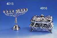 DECKELDOSE, 925ER SILBER, BAROCKSTIL, GESCHWEIFTE/GEBAUCHTE FORM MIT ERHABENEM DEKORMIT MUSCHELN UND ROCAILLEN, INNENVERGOLDET, AUF 4 ...