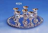 6 LIKöRBECHER AUF RUNDEM TABLETT, 925ER SIL- BER, RILLENDEKOR, TABLETT D. CA. 22 CM