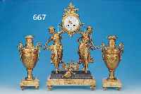 PENDULE MIT ZWEI BEISTELLERN, FRANKREICH, UM 1925, SPRITZGUß SEK. BRONZIERT, 2 JUNGE FRAUEN HALTEN UHR MIT STILISIERTER FRüCHTE- GIRLANDE, ...