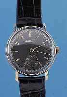 GLYCINE HERRENARMBANDUHR, SCHWEIZ UM 1940, GG 585/000, BODEN U. GLASR. GEDR., ORIG.- BLATT ALTERSBED. FARBL. GET., ORIG.-ZEIGER, LEDERB. NEU, ...