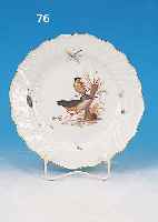 TIEFER TELLER, MEISSEN, UM 1750, PORZELLAN, FEINE BUNTE MALEREI VON VOGELPAAR UND IN- SEKTEN, RELIEFIERTER RAND, D. CA. 24.5 CM