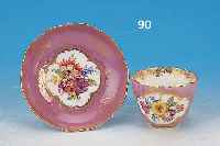 MOKKATASSE M. UNTERTASSE, MEISSEN, UM 1860-80, PORZELLAN, VIOLETTGRUNDIG, IN ZWEI KAR- TUSCHEN SEHR FEINE BUNTE BLUMENBOUQUETMALEREI,REICHER ...