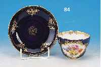 TASSE MIT UNTERTASSE, MEISSEN, UM 1860-80, 1. WAHL, PORZELLAN, KOBALTBLAU GLASIERT, IN GOLDGERAHMTER KARTUSCHE FEINE BUNTE BLUMEN- ...